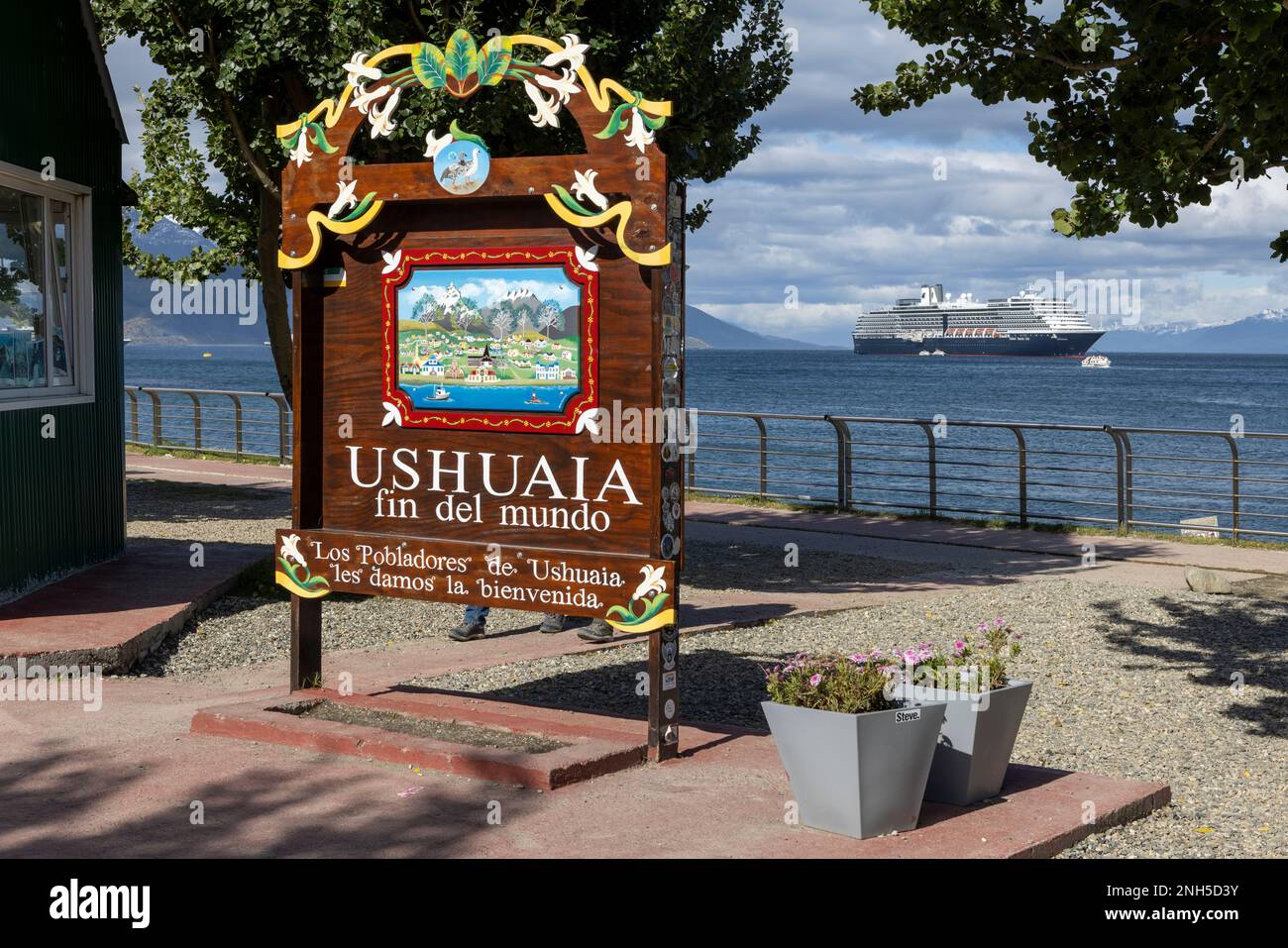 Famoso cartello di benvenuto in legno ornato con scritta "USHUAIA fin del mundo" nel porto di Ushuaia, Tierra del Fuego in Argentina, Sud America Foto Stock