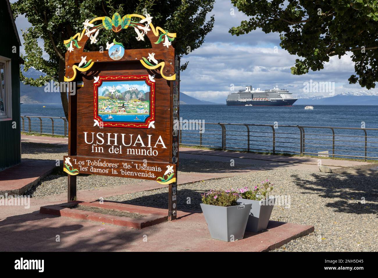 Famoso cartello di benvenuto in legno ornato con scritta "USHUAIA fin del mundo" nel porto di Ushuaia, Tierra del Fuego in Argentina, Sud America Foto Stock
