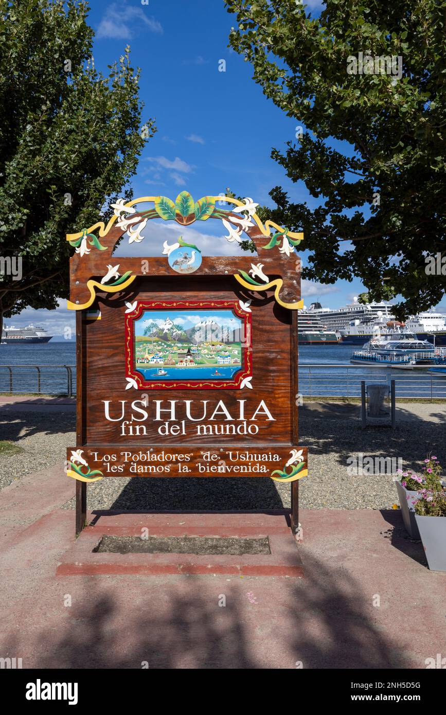 Famoso cartello di benvenuto in legno ornato con scritta "USHUAIA fin del mundo" nel porto di Ushuaia, Tierra del Fuego in Argentina, Sud America Foto Stock