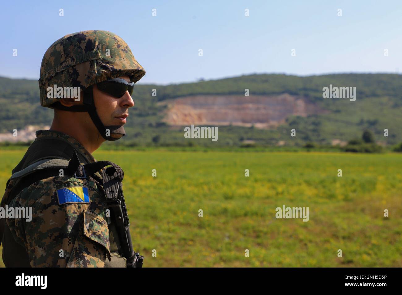 2nd la Lt. Ejub Gosto, comandante plotone della Compagnia della rinascita, 6th Brigata della fanteria, forze armate della Bosnia-Erzegovina sovrintende alle manovre tattiche di combattimento plotone a Kasarna Manjaca, Dobrnja, Bosnia-Erzegovina il 17 luglio 2022. Membri della guardia assegnati al distaccamento medico di Stato e 1-169th Aviation Regiment, Maryland Army National Guard, addestrati insieme a soldati di servizio attivo dal 1st Squadron, 91st Cavallry Regiment, 173rd Brigata aerea, 12th Brigata Aviazione di combattimento, e le forze armate di Bosnia-Erzegovina soldati in tattica, aviazione, medica, e non-com Foto Stock