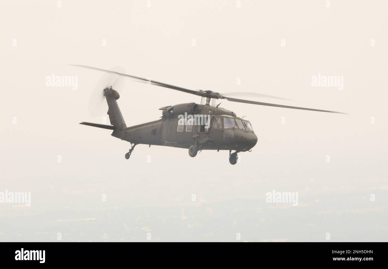 Un elicottero UH-60 Black Hawk viene osservato in volo mentre attraccano soldati con la Brigata dell'Aviazione da combattimento del 28th in un esercizio di addestramento in volo vicino a Fort Indiantown Gap, Pa., 17 luglio 2022. Questo esercizio ha mantenuto la loro disponibilità al combattimento. (Foto di U.S. Army National Guard SPC. Giovanni Trapani) Foto Stock