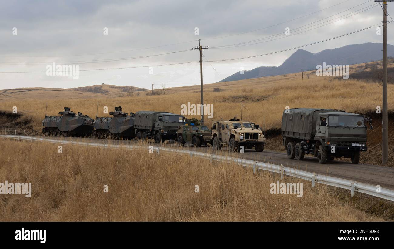 STATI UNITI Marines con la 31st Marine Expeditionary Unit e soldati con la 1st Amfibio Rapid Deployment Regiment, Giappone Ground Self-Defense Force, conducono una consegna di munizioni a Hijudai, Giappone il 20 febbraio 2023. La consegna delle munizioni è stata a supporto di una gamma di mortai da fuoco vivi, consentendo al convoglio bilaterale di allenarsi durante un evento reale da parte degli Stati Uniti Marines e JGSDF soldati che utilizzano efficacemente la comunicazione e la logistica durante Iron Fist 23. Iron Fist è un esercizio bilaterale annuale destinato ad aumentare l'interoperabilità e a rafforzare le relazioni tra gli Stati Uniti Corpo marino, Foto Stock