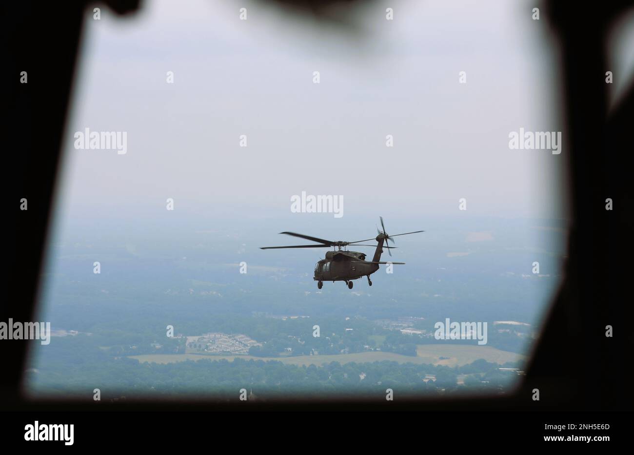 Un falco nero UH-60 della Brigata dell'aviazione di combattimento expeditionaria della Guardia Nazionale della Pennsylvania del 28th conduce un addestramento di volo vicino ad Harrisburg, Pa., 17 luglio 2022. Foto Stock