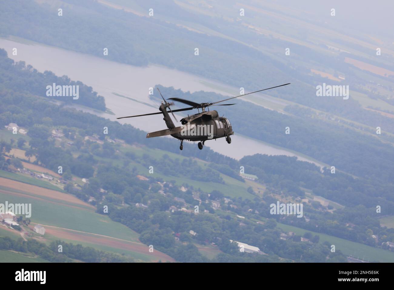Un falco nero UH-60, gestito da soldati con la Brigata dell'aviazione di combattimento spedizione della Guardia Nazionale della Pennsylvania del 28th, vola vicino ad Harrisburg, il 17 luglio 2022. Foto Stock