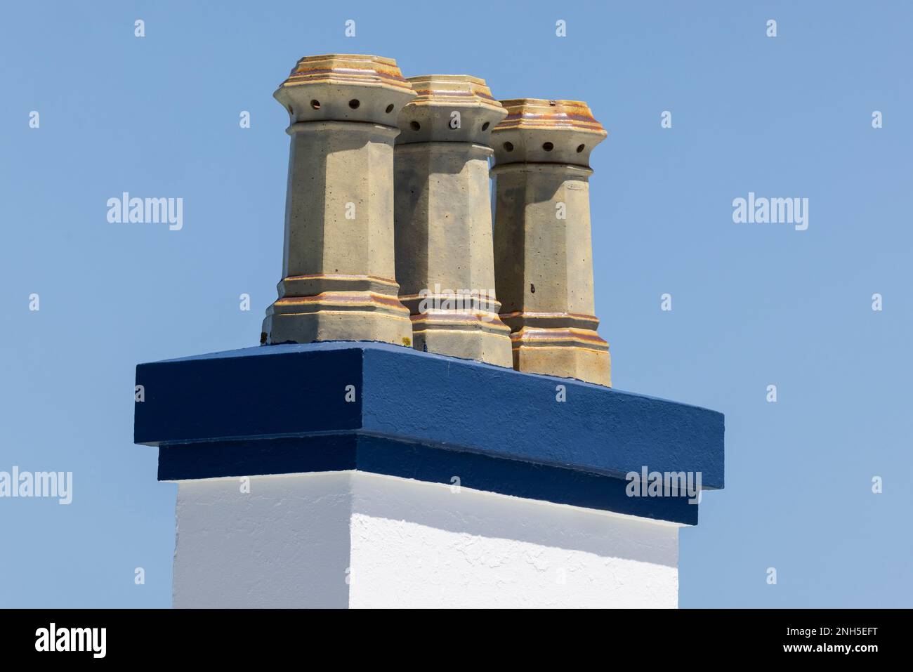 Camino stack contro cielo blu Foto Stock