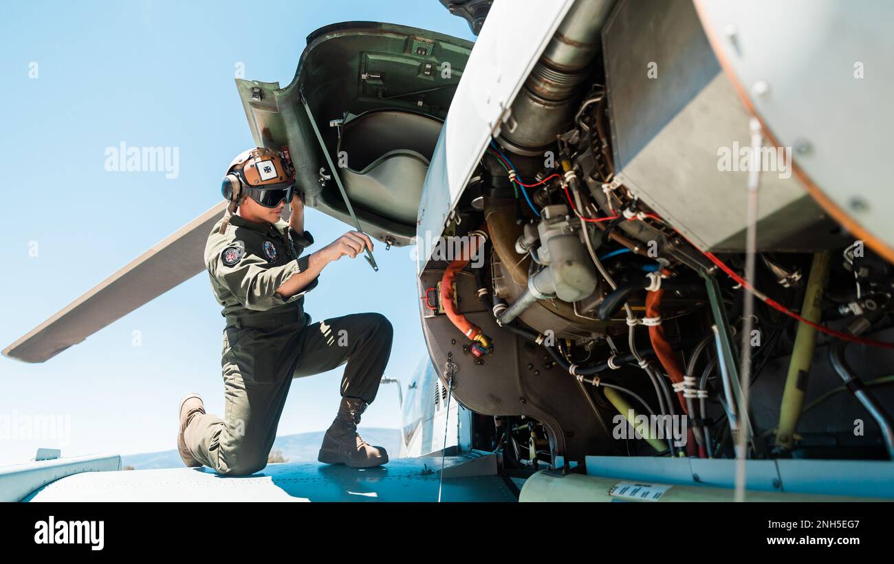 POHAKULOA TRAINING AREA, Hawaii (17 luglio 2022) Stati Uniti James Crawford, un nativo di New Orleans, e meccanico di linea di volo con Marine Light Attack Helicopter Squadron 169, 3rd Marine Aircraft Wing, apre un AH-1Z Viper alla Pōhakuloa Training Area, Hawaii, 17 luglio, durante Rim of the Pacific (RIMPAC) 2022. Ventisei nazioni, 38 navi, quattro sottomarini, più di 170 aerei e 25.000 personale partecipano al RIMPAC dal giugno 29 al 4 agosto nelle isole hawaiane e nella California meridionale. Il più grande esercizio marittimo internazionale del mondo, RIMPAC offre un unico Foto Stock