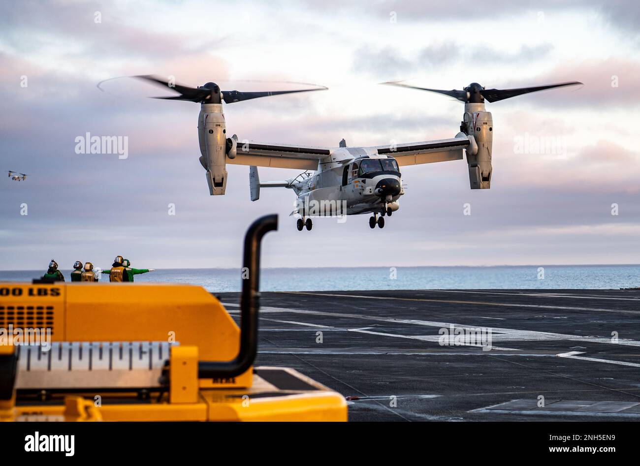 220717-N-MJ302-1047 OCEANO PACIFICO (17 luglio 2022) Un CMV-22B Osprey, dei 'Sunhawks' della Fleet Logistics Multi-Mission Squadron (VRM) 30, atterra sul ponte di volo della portaerei USS Nimitz (CVN 68). Nimitz è in corso nell'area delle operazioni della flotta degli Stati Uniti 3rd. Foto Stock