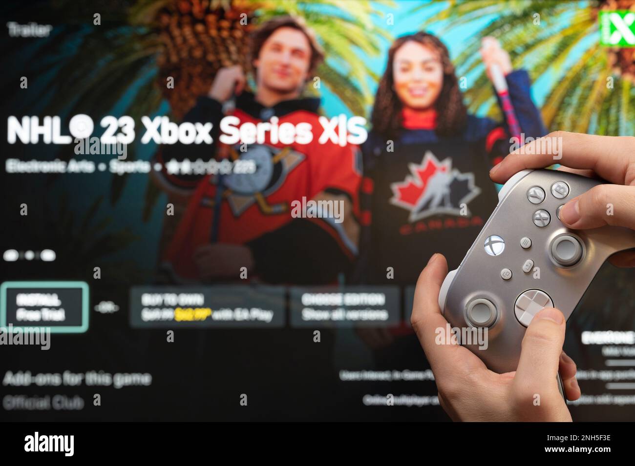 New york, USA - 20 febbraio 2023: Gioca a NHL sulla console del computer con il joystick xbox in vista ravvicinata Foto Stock