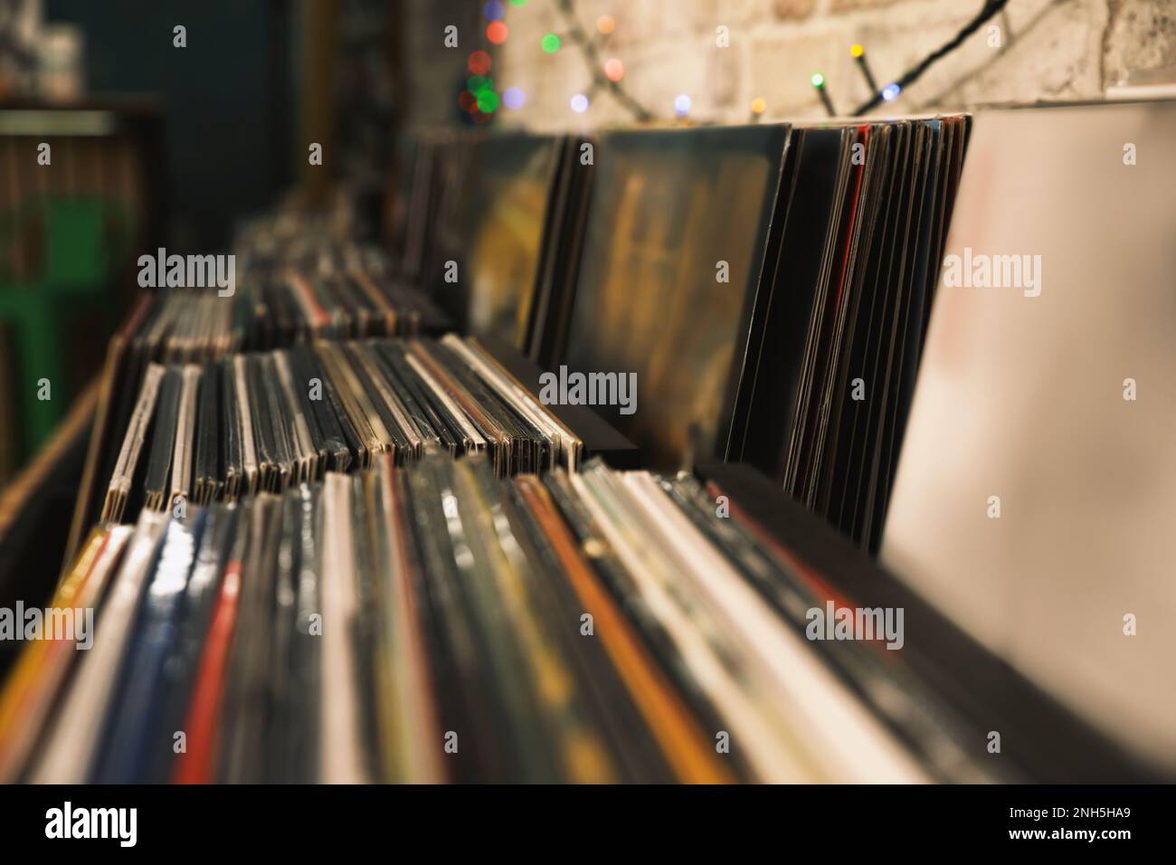 Molti dischi in vinile diversi in negozio, primo piano Foto Stock
