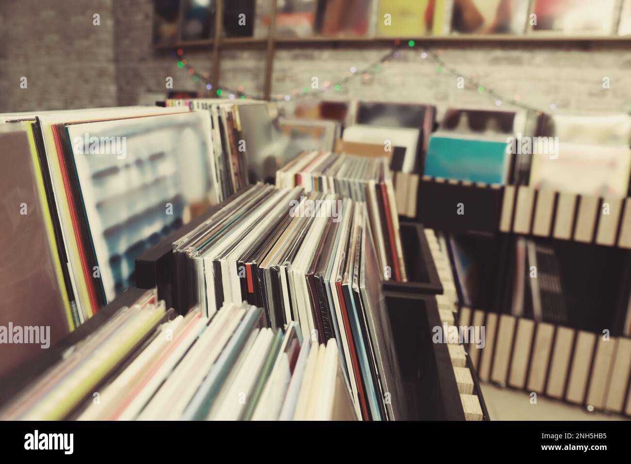 Rack con dischi in vinile diversi in negozio Foto Stock