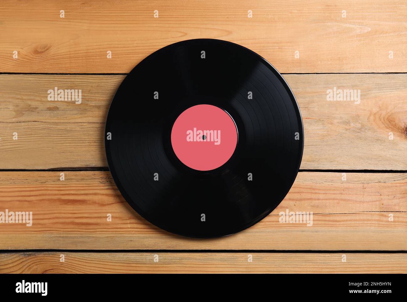 Disco in vinile vintage su sfondo in legno, vista dall'alto Foto Stock