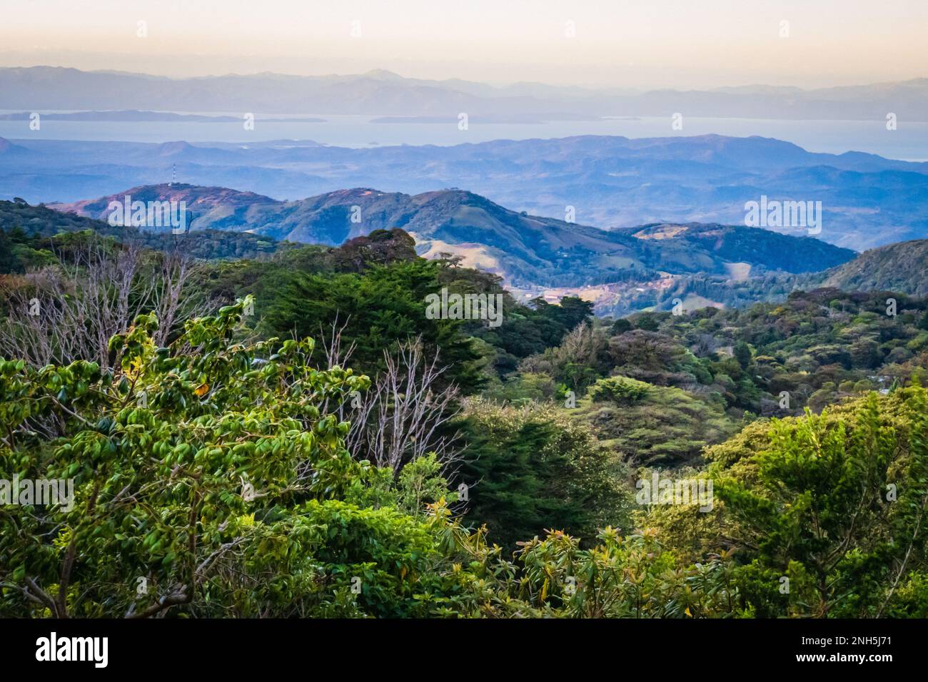Vista dalle colline sopra Monteverde Cloud Forest verso l'Oceano Pacifico Foto Stock