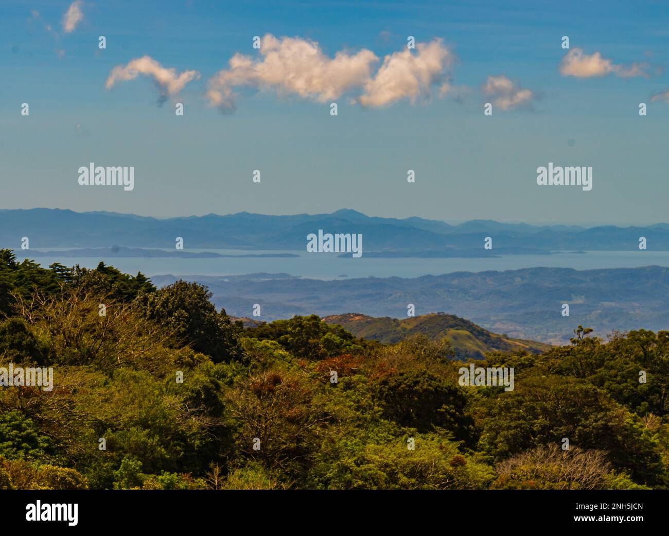 Vista dalle colline sopra Monteverde Cloud Forest verso l'Oceano Pacifico Foto Stock