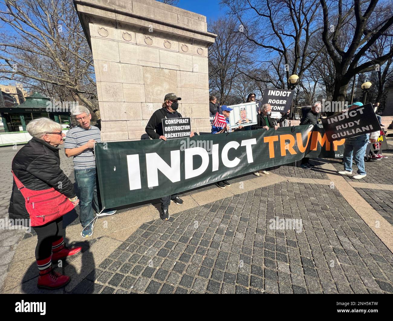 New York City, Stati Uniti. 20th febbraio, 2022. Decine di dimostranti si sono riuniti di fronte alla Torre Trump a Columbus Circle, New York, con banner e cartelli per l’amministrazione Anti-Trump. Credit: Ryan Rahman/Alamy Live News Foto Stock
