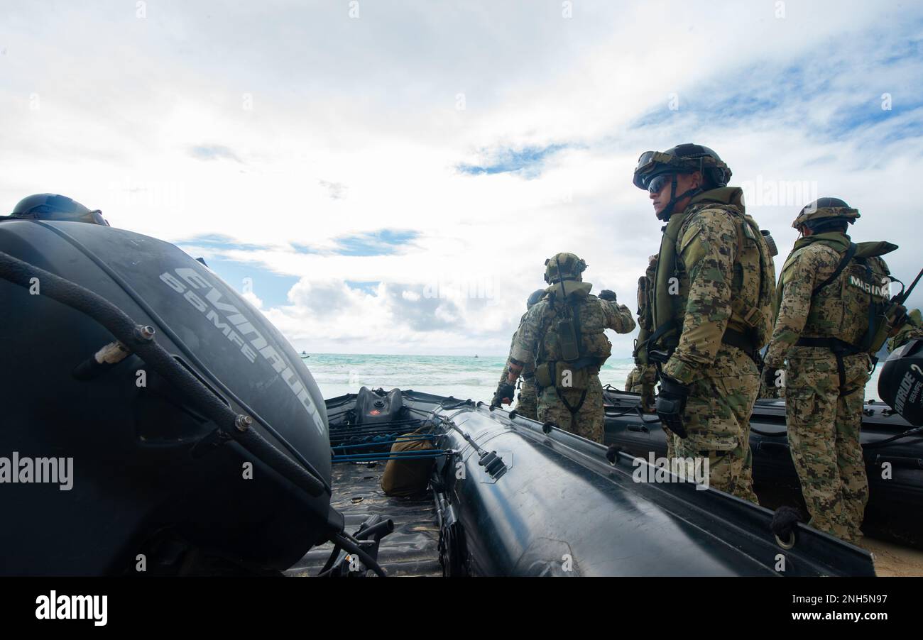 220718-N-HB628-1017 STAZIONE DELL'AERONAUTICA MILITARE DEL MANTICE, Hawaii (18 luglio 2022) i marines navali messicani della fanteria si preparano a lanciare l'imbarcazione da combattimento che radica la gomma durante un esercizio anfibio durante Rim of the Pacific (RIMPAC) 2022, 18 luglio. Ventisei nazioni, 38 navi, quattro sottomarini, più di 170 aerei e 25.000 personale partecipano al RIMPAC dal giugno 29 al 4 agosto nelle isole hawaiane e nella California meridionale. Il più grande esercizio marittimo internazionale del mondo, RIMPAC offre un'opportunità di formazione unica, promuovendo e sostenendo le relazioni di cooperazione tra i partecipanti Foto Stock