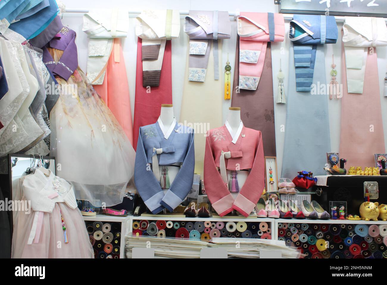 Abiti hanbok coreani nel negozio di articoli da regalo Foto Stock
