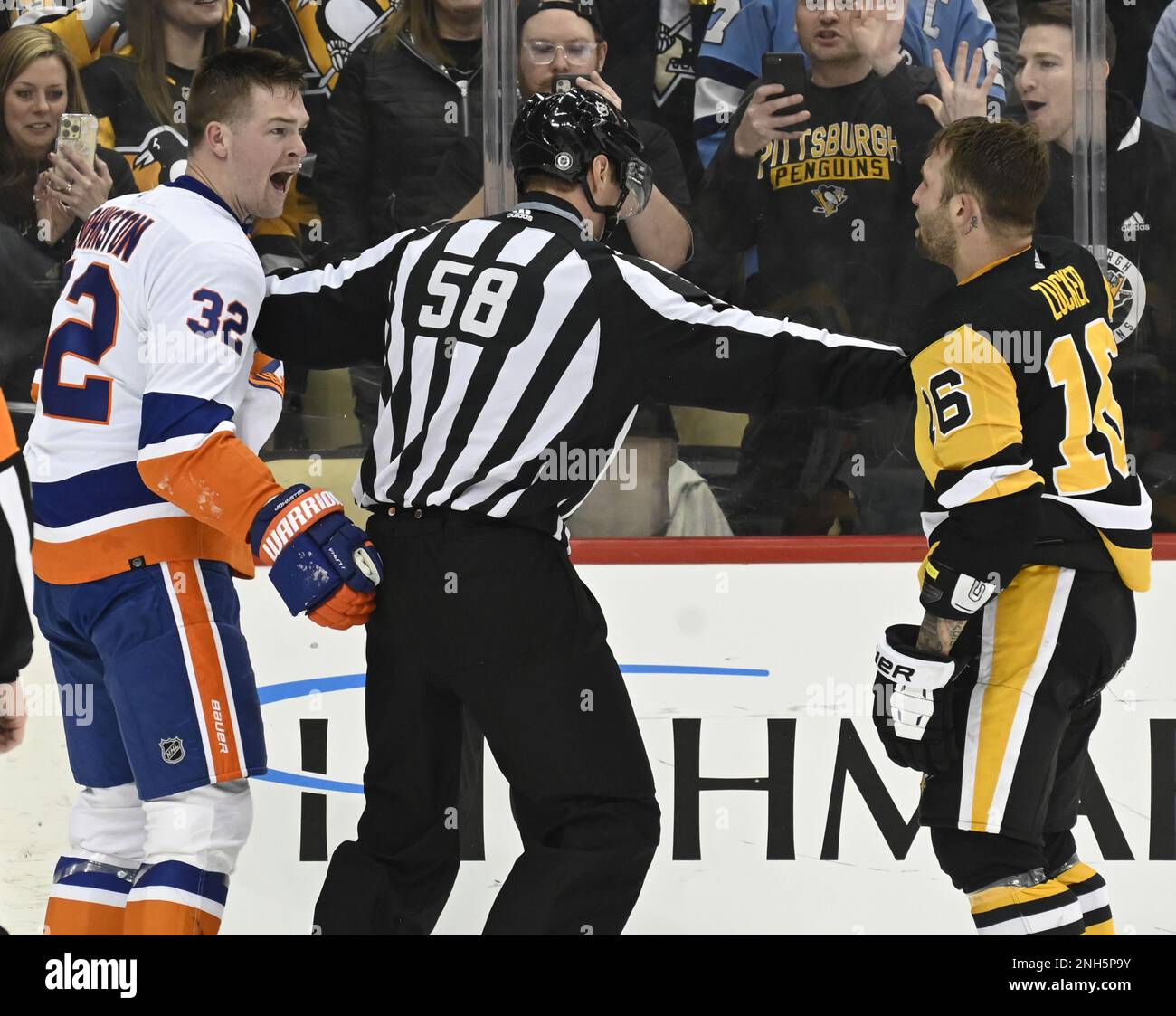 Pittsburgh, Stati Uniti. 20th Feb, 2023. I tentativi di Linesman Ryan Gibbons separano i New York Islanders dall'ala sinistra Ross Johnston (32) e Pittsburgh Penguins dall'ala Jason Zucker (16) durante il secondo periodo alla PPG Paints Arena di Pittsburgh lunedì 20 febbraio 2023. Foto di Archie Carpenter/UPI Credit: UPI/Alamy Live News Foto Stock