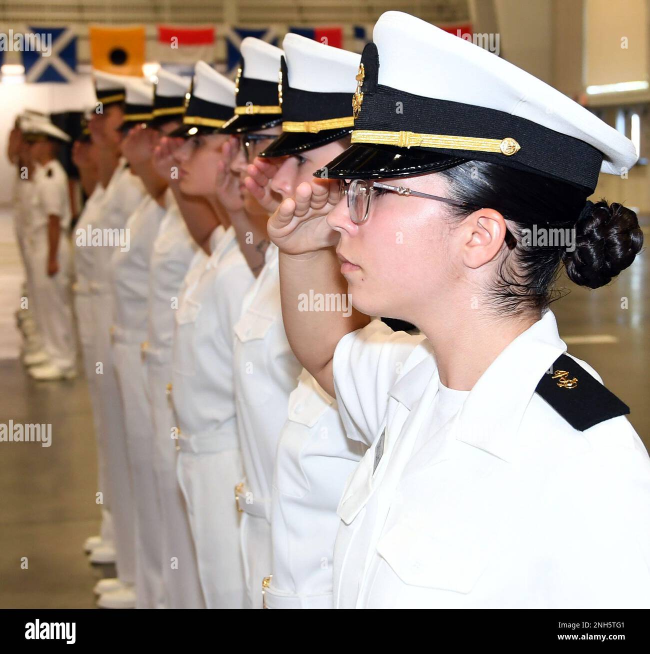 GRANDI LAGHI, Ill. (18 luglio 2022) – corpo di addestramento degli ufficiali della Riserva Navale (NROTC) i candidati dell'intermediario del ciclo 2 New Student Indottrination (NSI) salutano durante la cerimonia di laurea nella sala di perforazione della Ceremonial Drill Hall di Midway al comando di addestramento del reclutamento (RTC), luglio 18. Al termine dell'NSI, i candidati inizieranno il loro anno nuovo del programma NROTC presso le università e le università nazionali questo autunno. NSI è un programma di indottrinamento ospitato presso RTC, e fornisce agli ostetrica un orientamento di addestramento militare comune. NSI fornisce una formazione di base in cinque principi fondamentali della lotta contro la guerra: Antincendio, Foto Stock