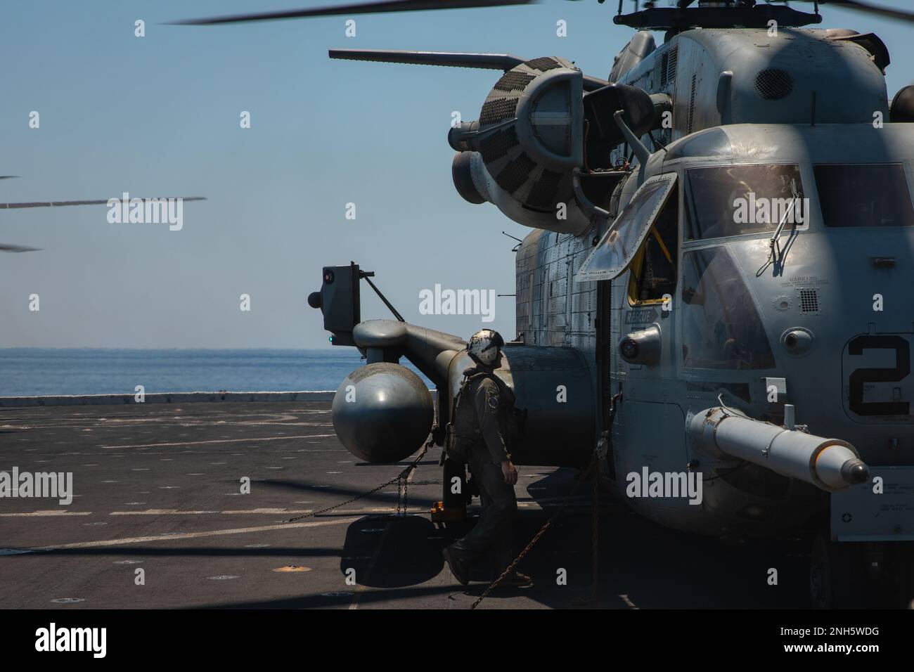 STATI UNITI Corpo Marino Lance CPL. Brandon Papa, capo equipaggio assegnato a Marine Medium Tiltrotor Squadron (VMM) 263 (rinforzato), 22nd Marine Expeditionary Unit (MEU), conduce le procedure post-volo a bordo di una nave portuale anfibia da trasporto di classe San Antonio USS Arlington (LPD 24) nel Mar Mediterraneo, 18 luglio 2022. VMM-263 (REIN) è tornato alla USS Arlington dopo aver trascorso due settimane alla Naval Air Station Sigonella, che ha condotto l'addestramento e ha mantenuto la competenza sia degli aerei che dell'equipaggio. Il Kearsarge Amphibious Ready Group e il 22nd MEU, sotto il comando e il controllo della Task Force 61/2, sono in corso di sc Foto Stock