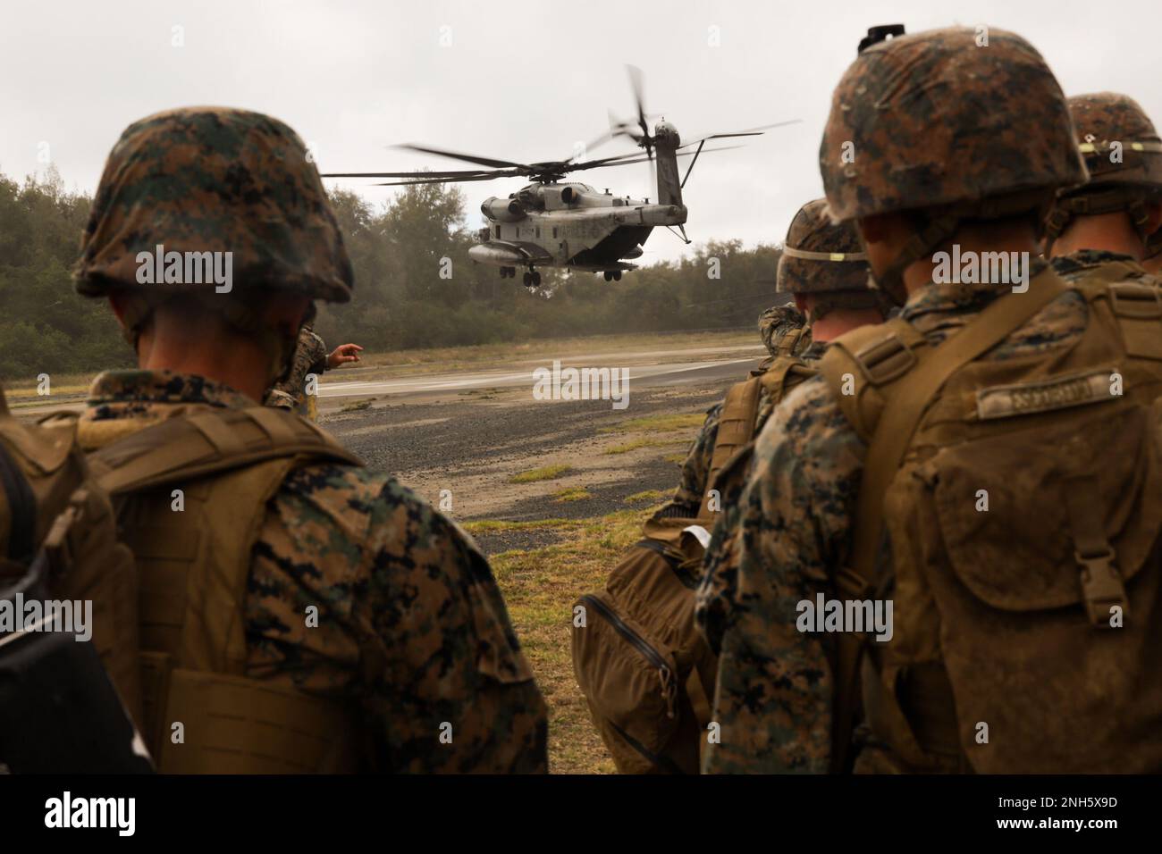 MARINE CORPS TRAINING AREA BELLOWS, Hawaii (18 luglio 2022) U.S Marines assegnato al Battaglione Landing Team 3rd Battaglione, 4th Marine Regiment, Marine Air-Ground Task Force 7 (MAGTF-7), osservare come un CH-53E Super Stallion assegnato a Marine Heavy Helicopter Squadron 462, MAGTF-7, Atterrare durante l'addestramento in elicottero a sostegno del Rim of the Pacific (RIMPAC) 2022. Ventisei nazioni, 38 navi, tre sommergibili, più di 170 aerei e 25.000 persone partecipano al RIMPAC 2022 dal 29 giugno al 4 agosto nelle Isole Hawaii e nella California meridionale. Il più grande internati del mondo Foto Stock