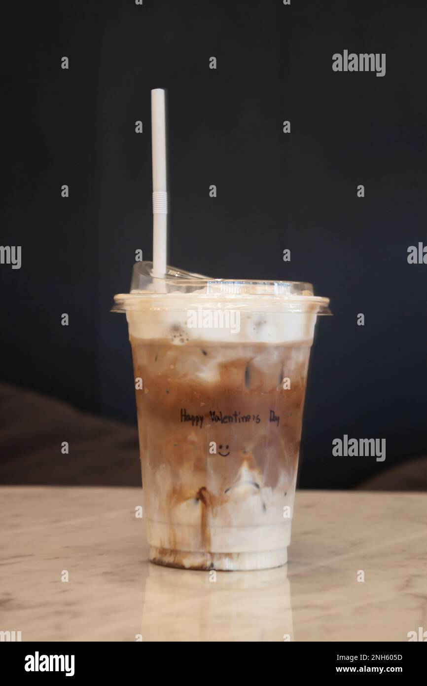 Caffè mocha ghiacciato in un bicchiere con crema, foto di scorta Foto Stock