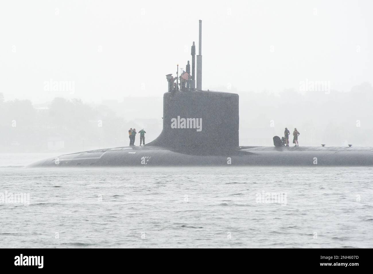 La USS Oregon (SSN 793) si fa strada lungo il Tamigi e oltrepassa la città di New London dopo aver lasciato la base sottomarina New London a Groton, Conn., per le operazioni di routine lunedì 18 luglio 2022. Commissionato nel maggio 2022 l'Oregon è il terzo degli Stati Uniti Nave navale da chiamare per lo stato 33rd ed è il 20th Virginia-classe veloce attacco sottomarino. Foto Stock