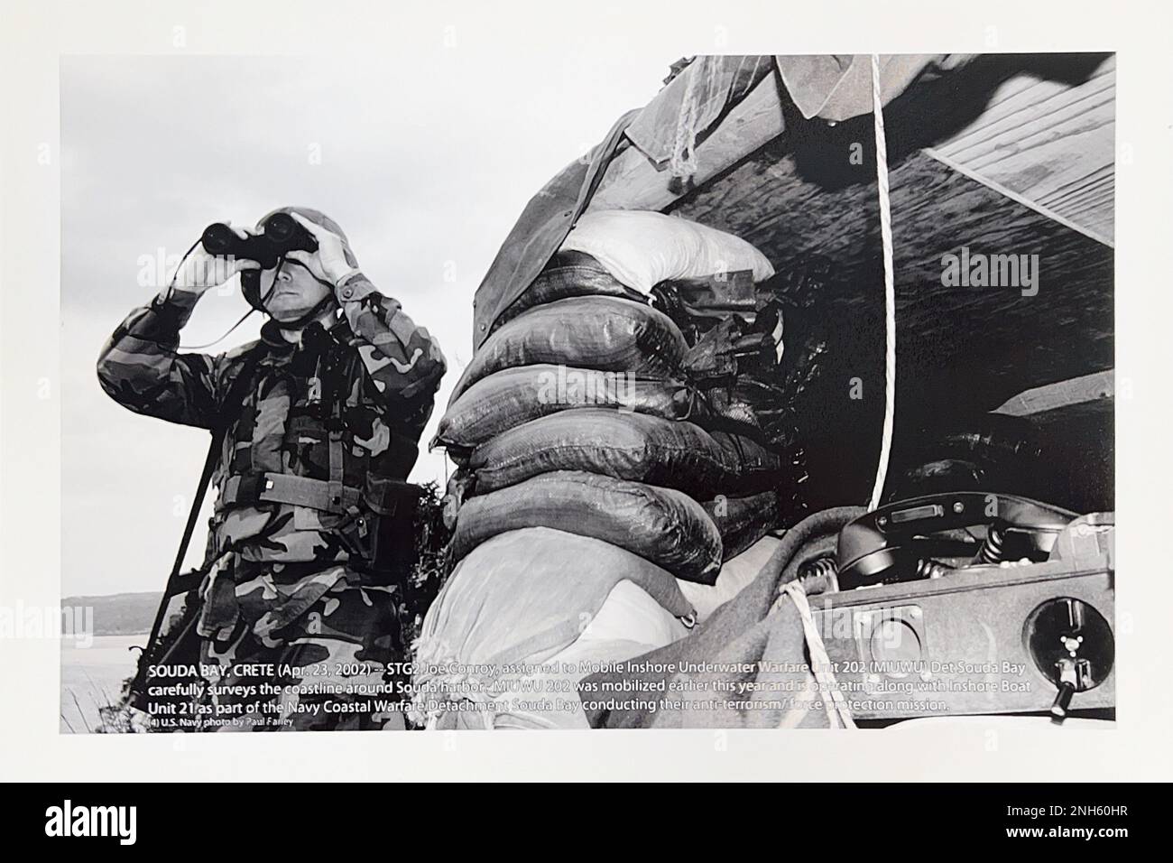 ATTIVITÀ DI SUPPORTO NAVALE SOUDA BAY, Grecia (18 luglio 2022) file photo di Paul Farley dal 23 aprile 2002 titolo, “STG2 Joe Conroy, assegnato a Mobile Inshore Underwater Warfare nit 202 (MIUWU) Det Souda Bay con attenzione osserva la costa intorno al porto di Souda. MIUWU 202 è stata mobilitata all'inizio di quest'anno e opera insieme alla Inshore Boat Unit 21 come parte del Navy Coastal Warfare distaccamento Souda Bay che conduce la loro missione antiterrorismo/protezione della forza”. Attività di supporto navale Souda Bay è una base operativa a terra che consente alle forze nazionali degli Stati Uniti, degli alleati e dei partner di essere il luogo in cui si trovano Foto Stock