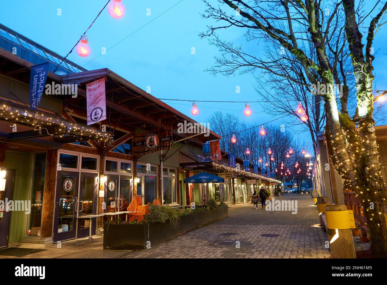 Negozi su Railspur Alley al crepuscolo, Granville Island, Vancouver, British Columbia, Canada Foto Stock