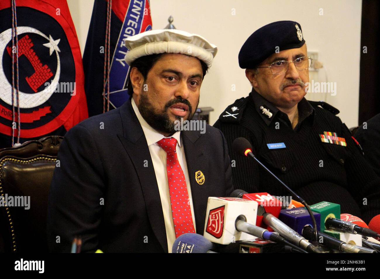 Peshawar, Pakistan. 20th Feb, 2023. Il governatore Sindh Katran Tessori si occuperà di una conferenza stampa presso una linea di polizia a Peshawar. Il governatore Sindh Kamran Tessori ha chiamato il ministro capo del KP Caretaker, Muhammad Azam Khan, alla Camera del ministro capo. (Foto di Hussain Ali/Pacific Press) Credit: Pacific Press Media Production Corp./Alamy Live News Foto Stock