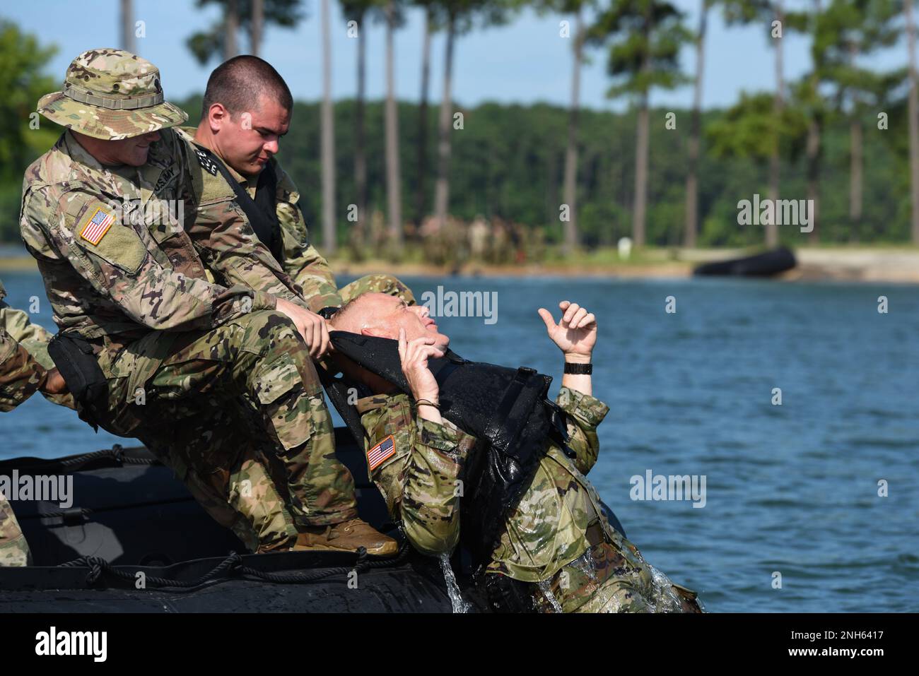 STATI UNITI I soldati della Guardia Nazionale dell'Armata, con la 125th Engineer Multi-Role Bridge Company (MRBC), il 122nd Engineer Battalion, la Guardia Nazionale del South Carolina, conducono esercitazioni di autoriparazione e di addestramento uomo a bordo durante il loro addestramento annuale tenuto presso il sito di addestramento di Clarks Hill nella contea di McCormick, South Carolina, 19 luglio 2022. Soldati addestrati sulle loro capacità di recuperare lo zodiaco di nuovo in una posizione operativa nel caso in cui la barca è stata capovolta o rotolata. I soldati hanno anche addestrato sulla loro capacità di recuperare il personale che è caduto a bordo, o che può avere bisogno di salvare dalle acque alte durante un s. Foto Stock