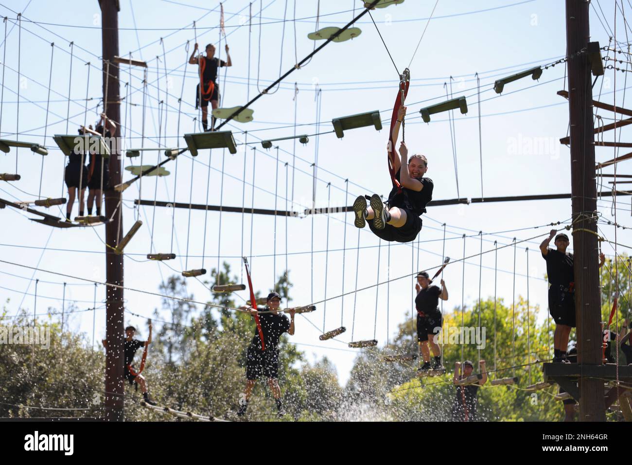 Mya Ortega, candidata alla Sunburst Youth Challenge Academy, Joint Forces Training base, California, respinge una zipline al corso Orange County Ropes di Anaheim, California, 19 luglio 2022. “All’inizio era difficile”, ha affermato Mya riferendosi alla sfida del percorso in corda, “ma il mio bunkmate mi ha motivato…la motivazione da lei mossa mi ha davvero aiutato”. Foto Stock