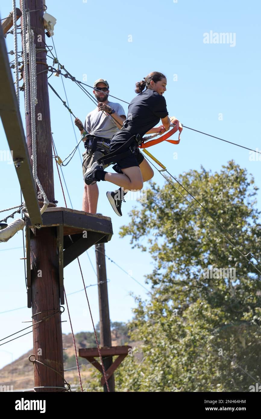 Un candidato della Sunburst Youth Challenge Academy, Joint Forces Training base, California, discende un corso di corda utilizzando una zipline al corso Orange County Ropes di Anaheim, California, 19 luglio 2022. Il corso di corda fa parte di una pre-sfida per i candidati a Sunburst al fine di diventare un cadetto. Foto Stock