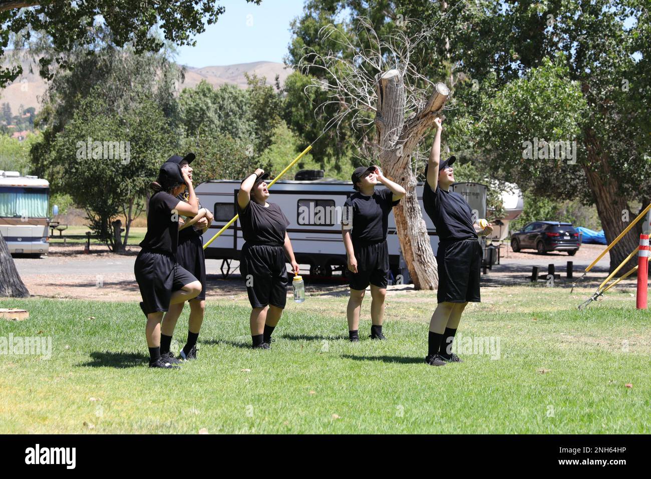 I candidati della Sunburst Youth Challenge Academy, Joint Forces Training base, California, allietano come zipline al corso Orange County Ropes di Anaheim, California, 19 luglio 2022. Il corso di corda insegna ai candidati a superare la paura e gli ostacoli mentali. Foto Stock