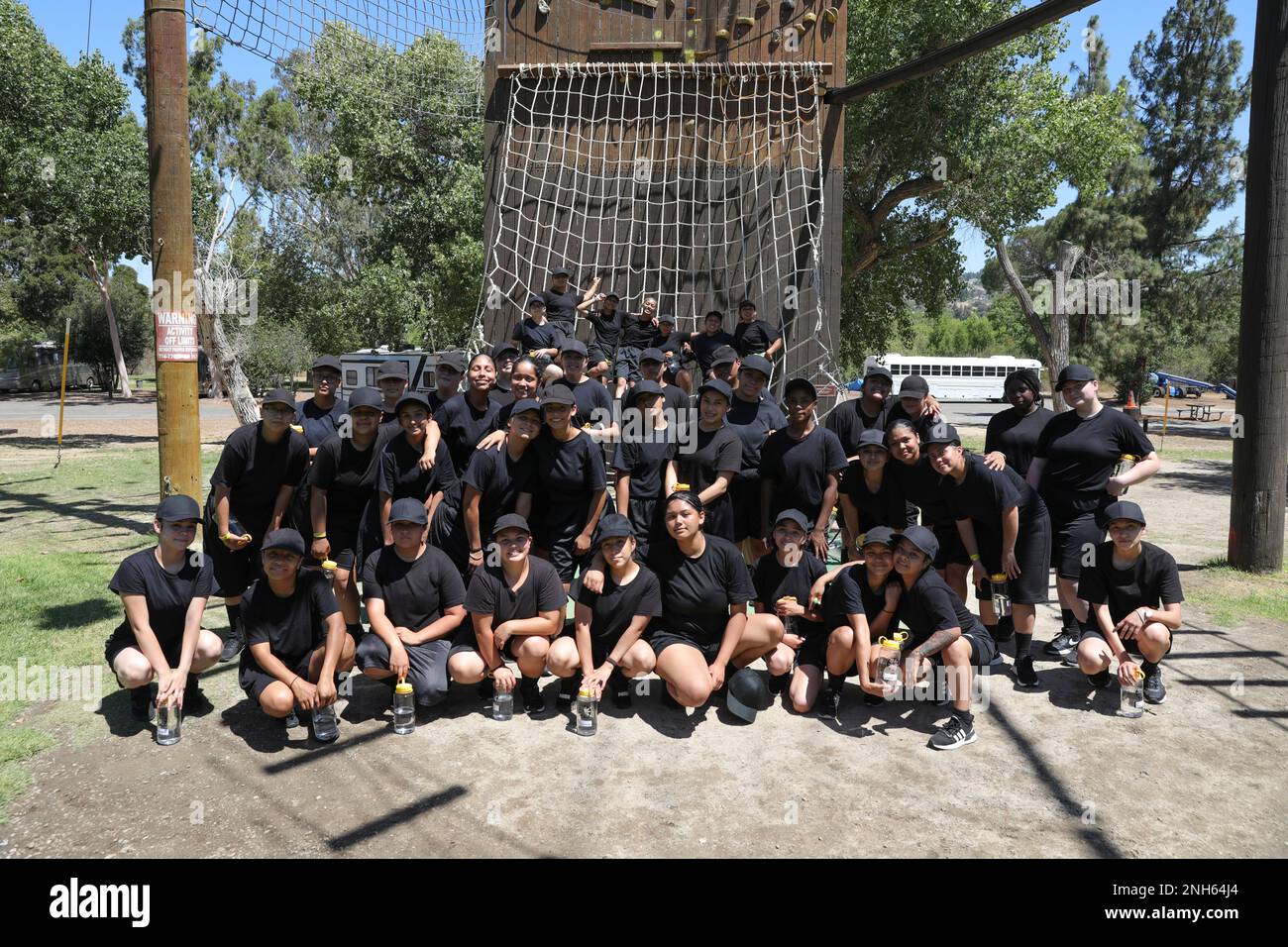 Charlie Platoon della Sunburst Youth Challenge Academy, Joint Forces Training base, California, posa per una foto di gruppo al corso Orange County Ropes di Anaheim, California, 19 luglio 2022. Sunburst è disponibile per gli adolescenti che sono a rischio di cadere dalla scuola superiore o dietro sui crediti della scuola. Foto Stock