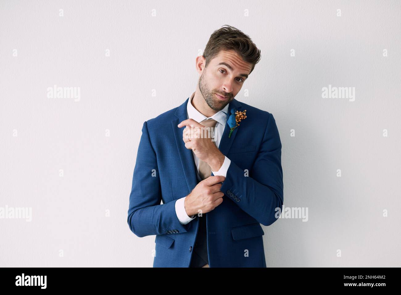 Inferno essere l'uomo più dapper in camera. Studio shot di un bel giovane sposo su uno sfondo grigio. Foto Stock