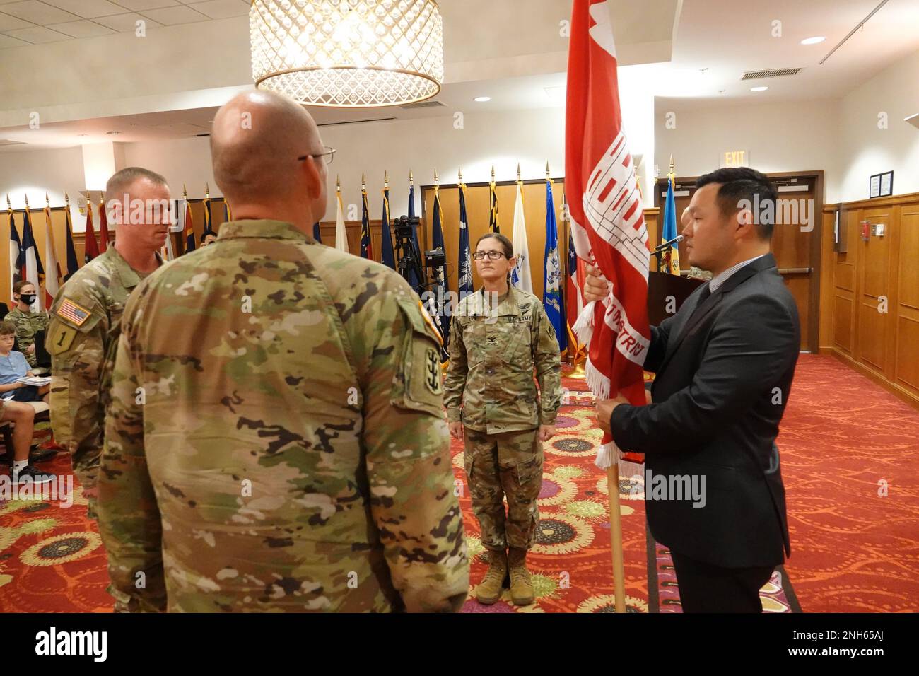 David Chai (a destra), Stati Uniti Corpo dell'esercito degli ingegneri (USACE) Distretto Estremo Oriente (FED) Vice ingegnere distrettuale e capo della divisione di gestione di programmi e progetti, si prepara a passare i colori di Distretto al col. Christopher W. Crary (centro-sinistra), Che cede il comando al col. Heather A. Levy (centro-destra), comandante DELLA FED dell'USACE, durante una cerimonia di cambio di comando tenuta al River Bend Golf Course, USAG Humphreys, Repubblica di Corea, il 19 luglio. Brig. Il generale Kirk E. Gibbs (a sinistra), comandante generale della USACE Pacific Ocean Division, ha presieduto la cerimonia. Foto Stock