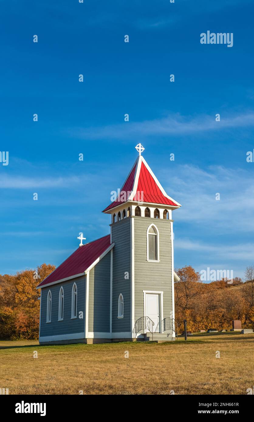 Colori autunnali che circondano St. Nicholas Chiesa Anglicana, conosciuta anche come piccola Chiesa nella Valle, vicino Craven, SK Foto Stock