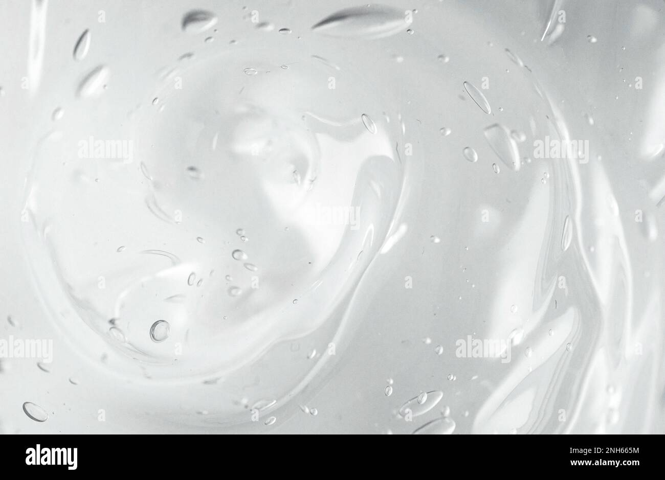 Sfondo gel blu trasparente. Protezione da virus o trattamento cosmetico idratante per il viso. Foto Stock