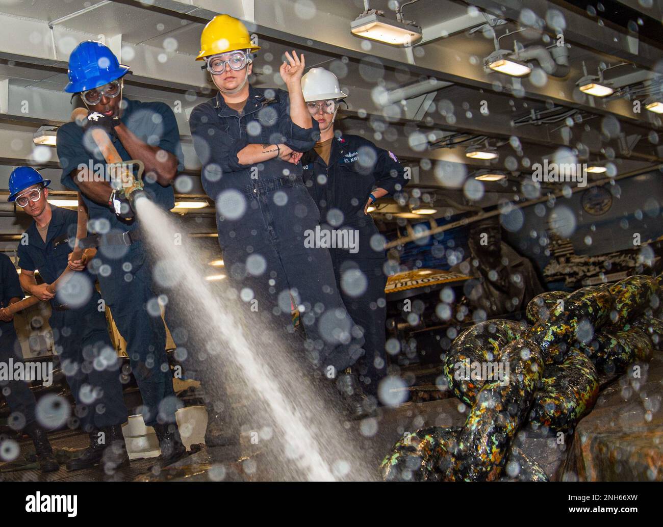 220719-N-JR318-1023 PALMA DE MALLORCA, SPAGNA (19 luglio 2022) i marinai liberano i detriti dalla catena di ancoraggio nel foc'sle della portaerei di classe Nimitz USS Harry S. Truman (CVN 75), 19 luglio 2022. Il gruppo Harry S. Truman Carrier Strike Group è in fase di implementazione pianificata negli Stati Uniti Naval Forces Europe area of Operations, impiegato dagli Stati Uniti Sesta flotta per difendere gli interessi degli Stati Uniti, alleati e partner. Foto Stock