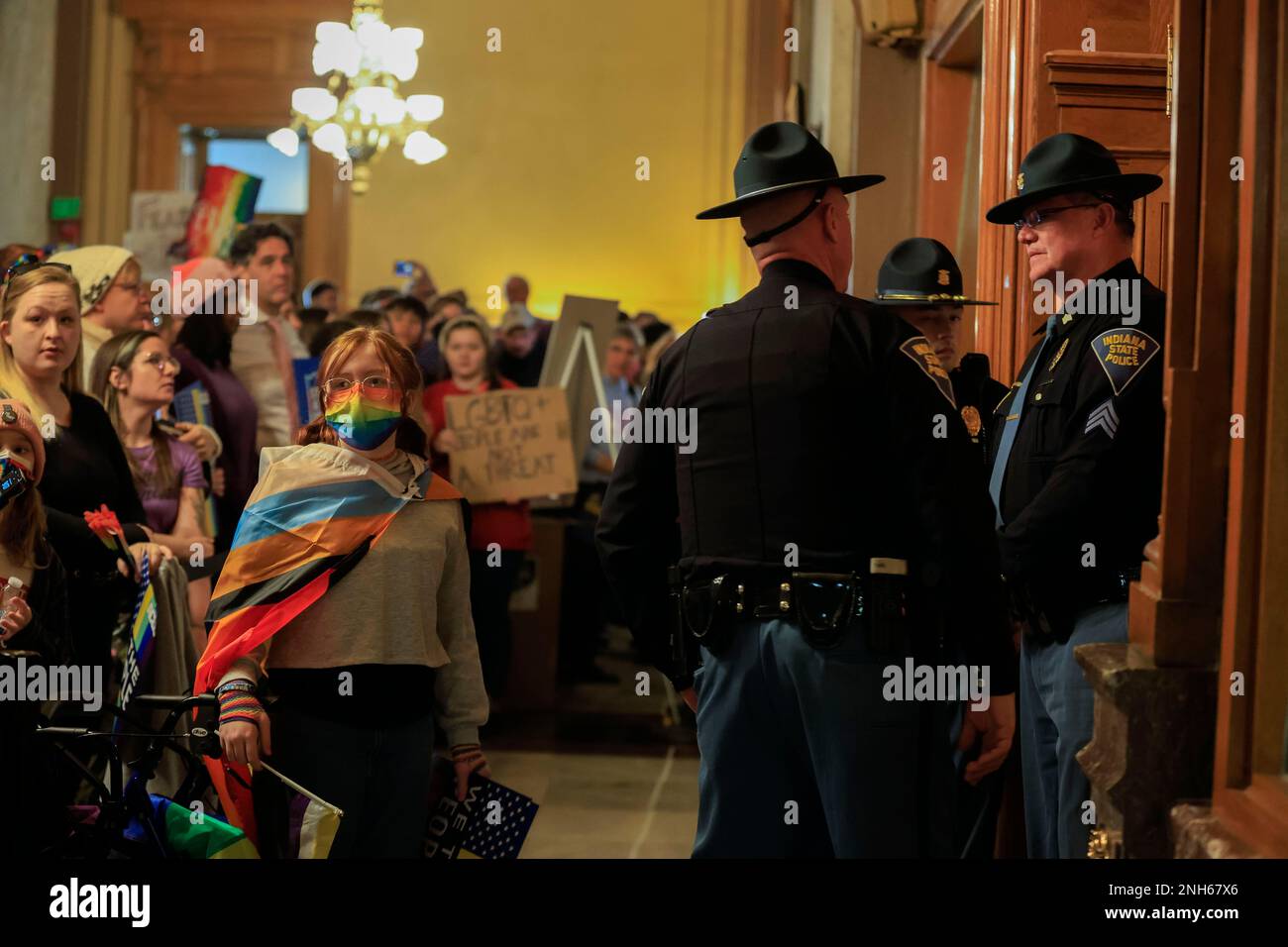 Indianapolis, Stati Uniti. 20th Feb, 2023. AVA Durham, a sinistra, protesta al di fuori della Camera dei rappresentanti dell'Indiana durante l'audizione del comitato per l'istruzione su HB 1608, noto anche come il disegno di legge "Don't Say Gay" a Indianapolis. La commissione ha votato 9-4 per inviare il conto al piano della casa. (Foto di Jeremy Hogan/SOPA Images/Sipa USA) Credit: Sipa USA/Alamy Live News Foto Stock