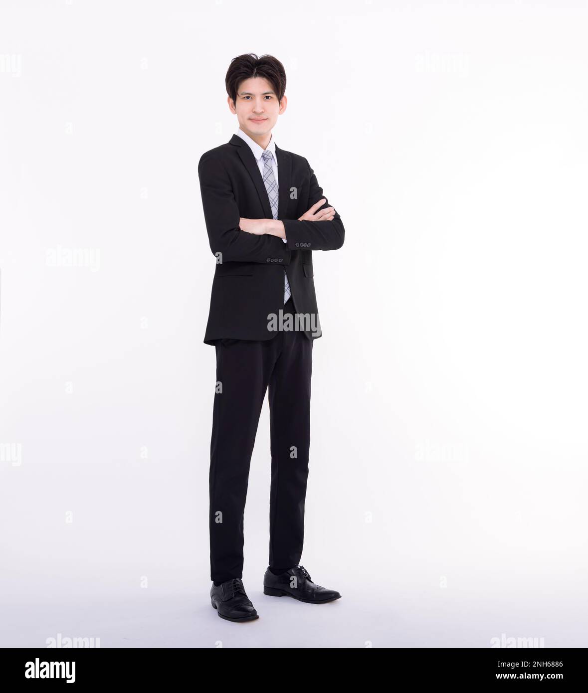 Ritratto completo del giovane uomo d'affari in piedi Foto Stock
