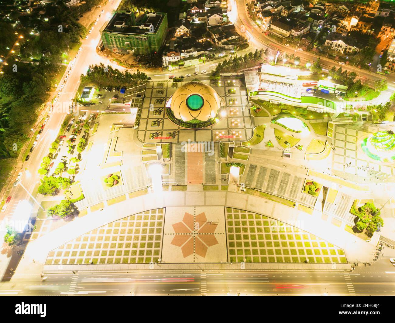 Incantevole vista notturna di Forest Park Square a da Lat City, Vietnam: Un'incredibile esposizione di luci colorate e vegetazione lussureggiante Foto Stock