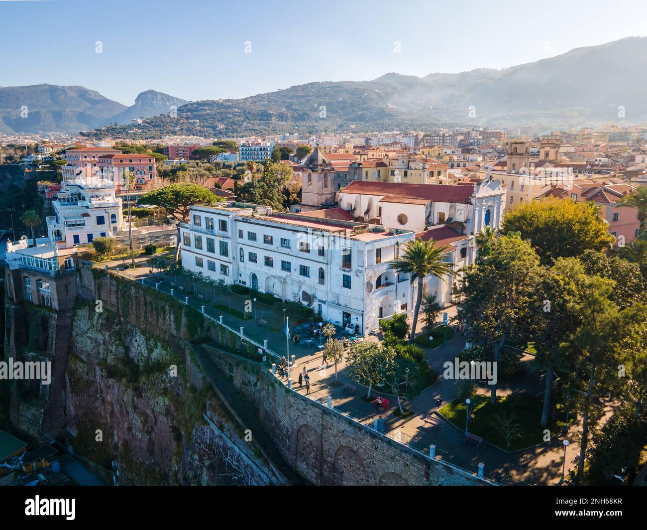 Veduta aerea della città costiera di Sorrento nel sud-ovest dell'Italia e della splendida costa del Golfo di Napoli sulla Penisola Sorrentina all'alba Foto Stock