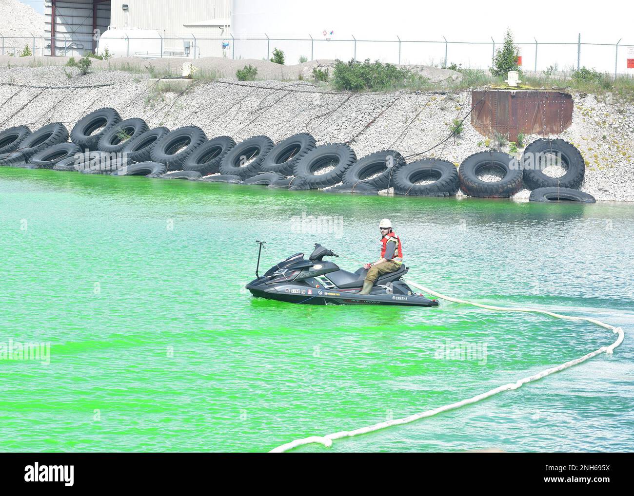 Una moto d'acqua a distanza dalla Michigan Technological University traina boom come dimostrazione delle sue capacità durante un incontro di responsabili dell'inquinamento 19 luglio 2022. All'incontro, organizzato dalla Guardia Costiera e tenuto presso la miniera di calcite di Carmeuse a Rogers City, Michigan, hanno partecipato più di 200 professionisti della risposta. STATI UNITI Foto della Guardia Costiera di John Masson, Chief Petty Officer. Foto Stock