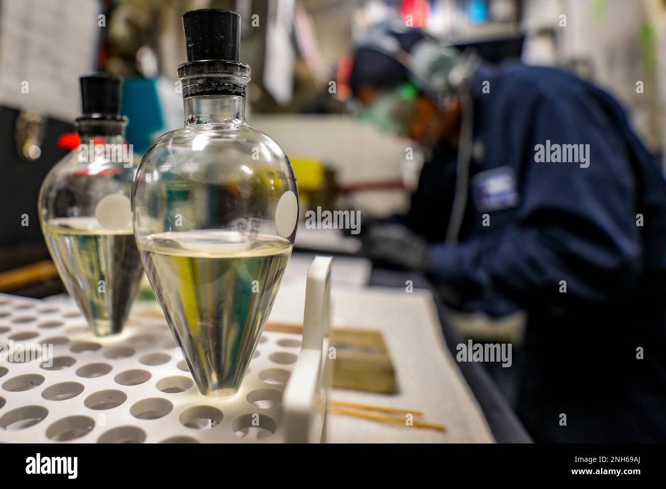 MARE DELLA CINA DEL SUD (19 luglio 2022) i campioni di carburante attendono lo smaltimento dopo i test sui sedimenti nel laboratorio petrolifero a bordo del cacciatorpediniere missilistico guidato di classe Arleigh Burke USS Higgins (DDG 76). Higgins è assegnato alla Task Force 71/Destroyer Squadron (DESRON) 15, la più grande DESRON della Marina e la principale forza di superficie della flotta degli Stati Uniti 7th. Foto Stock