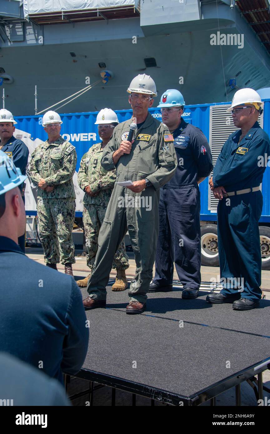 220719-N-VX158-1005 SAN DIEGO (19 luglio 2022) il capitano Ryan Jackson, dirigente della portaerei di classe Nimitz USS Carl Vinson (CVN 70), si rivolge all'equipaggio durante una chiamata a mani libere, il 19 luglio. Vinson è attualmente pierside nel suo homeport di San Diego. Foto Stock