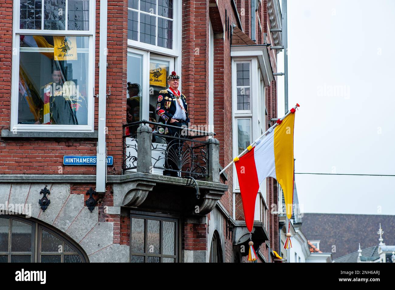 Den Bosch, Paesi Bassi. 20th Feb, 2023. Un uomo che indossa il tradizionale costume di Oeteldonk guarda la sfilata di Carnevale dal suo balcone, durante la celebrazione del Carnevale a Den bosch, il 20th febbraio 2023. (Foto di Romy Arroyo Fernandez/NurPhoto) Credit: NurPhoto SRL/Alamy Live News Foto Stock