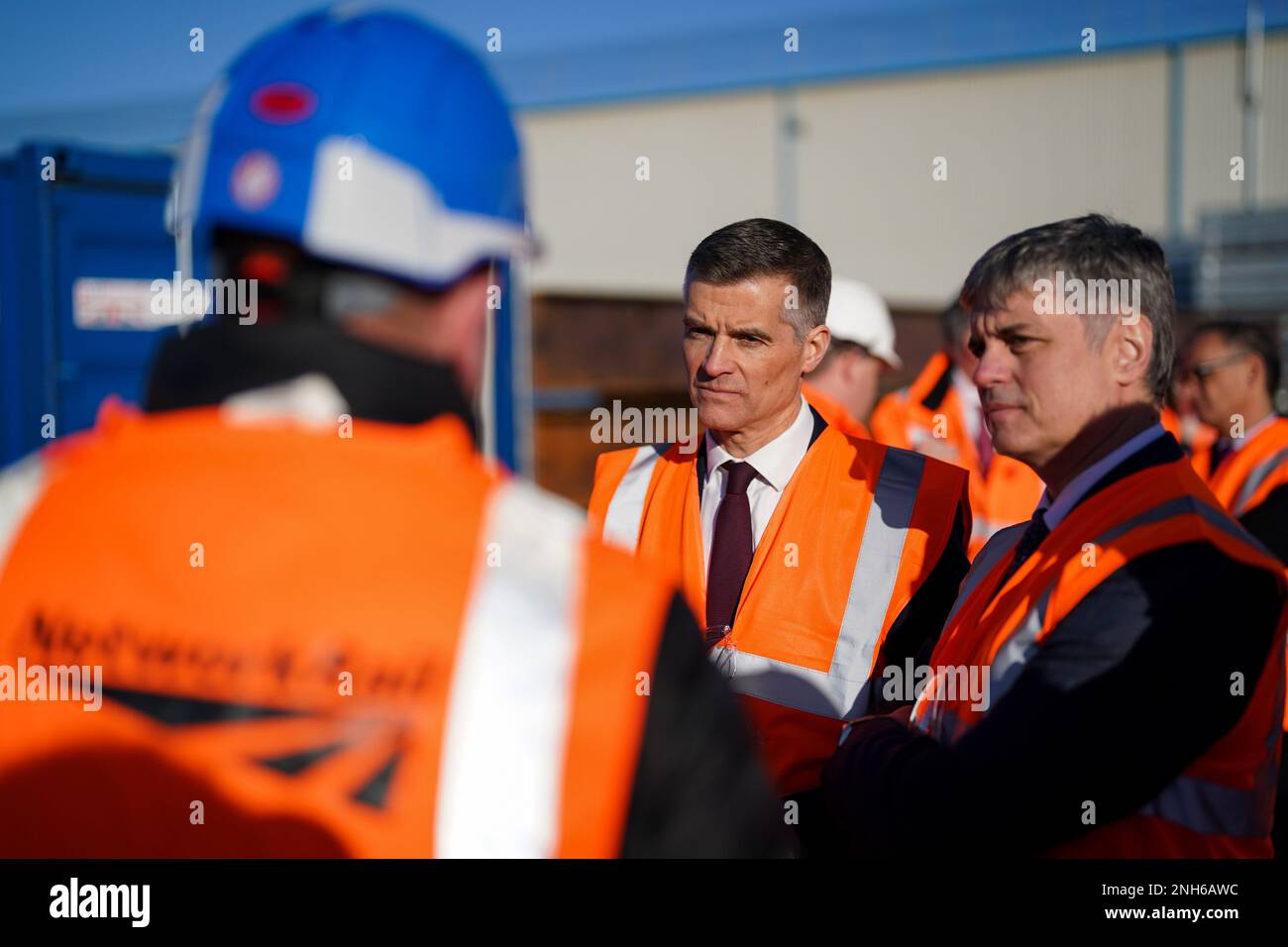 Mark Harper (centro) e Vadym Prystaiko, ambasciatore dell'Ucraina nel Regno Unito, parlano con un ingegnere ucraino durante una visita alla società di ingegneria di Mabey Bridge a Gloucester, che fornisce attrezzature e formazione per contribuire alla ricostruzione dell'infrastruttura ferroviaria Ucraina; Che è stato danneggiato nel conflitto con la Russia. Un'enorme operazione per contribuire alla ricostruzione delle ferrovie ucraine bombardate dall'esercito russo svolgerà un ruolo fondamentale nel garantire che il paese "vinca la guerra”, ha affermato il segretario ai trasporti Mark Harper. Data immagine: Venerdì 20 gennaio 2023. Il governo britannico ha promesso £10 milioni di dollari Foto Stock