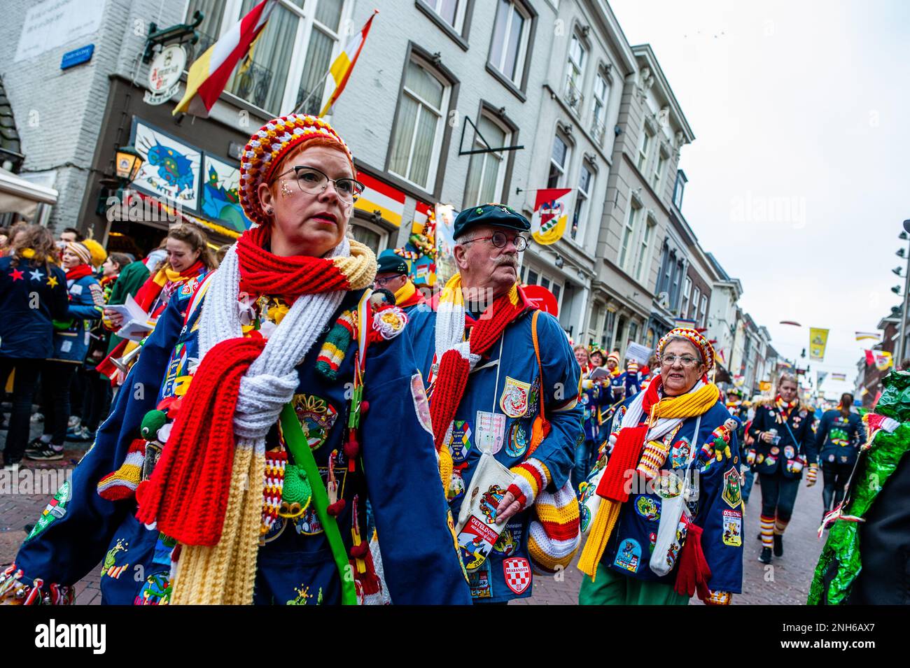 Den Bosch, Paesi Bassi. 20th Feb, 2023. Le persone che indossano il costume tradizionale ufficiale Oeteldonk, il fumetto di contadini blu pieno di emblemi, i guanti bianchi e una sciarpa a mano, rosso-bianco-giallo, si godono le giornate di Carnevale celebrate a Den Bosch, il 20th febbraio 2023. (Foto di Romy Arroyo Fernandez/NurPhoto) Credit: NurPhoto SRL/Alamy Live News Foto Stock