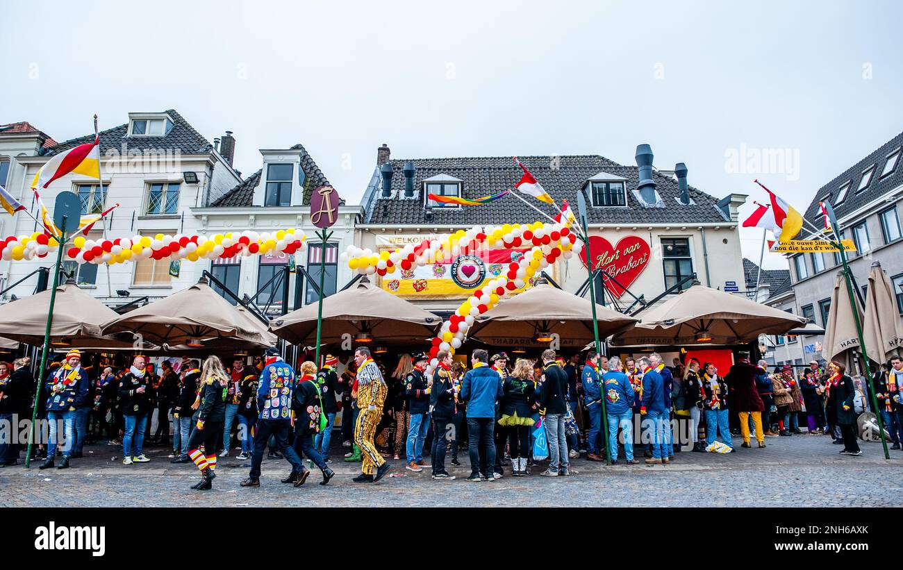 Den Bosch, Paesi Bassi. 20th Feb, 2023. Le persone che indossano il costume tradizionale ufficiale Oeteldonk, il fumetto di contadini blu pieno di emblemi, i guanti bianchi e una sciarpa a mano, rosso-bianco-giallo, si godono le giornate di Carnevale celebrate a Den Bosch, il 20th febbraio 2023. (Foto di Romy Arroyo Fernandez/NurPhoto) Credit: NurPhoto SRL/Alamy Live News Foto Stock